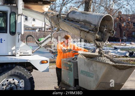 Detroit, Michigan - les ouvriers versent et finissent le béton pour les sentiers pédestres dans Three Mile Park dans le quartier Morningside de Detroit. Banque D'Images