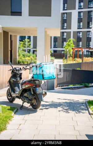 Prague, république tchèque - 2 mai 2024 : transporteur Wolt avec scooter dans le quartier résidentiel de Prague. Wolt est une application pour découvrir et obtenir de la nourriture Banque D'Images