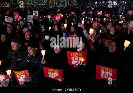 Séoul, Corée du Sud. 4 décembre 2024. Les Sud-Coréens assistent à un rassemblement appelant à la destitution du président sud-coréen Yoon Suk-yEOL à Séoul, Corée du Sud, Dec. 4, 2024. Des manifestants sud-coréens ont marché vers le bureau présidentiel dans la capitale Séoul mercredi soir alors que la crise politique déclenchée par la déclaration soudaine de la loi martiale du président Yoon Suk-yEOL dans le pays traînait. Crédit : Jun Hyosang/Xinhua/Alamy Live News Banque D'Images