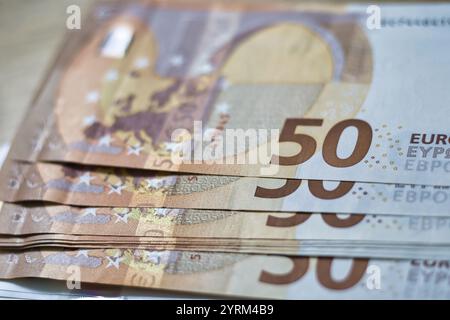 Gros plan d'une pile de cinquante billets en euros. L'image se concentre sur le '50' bien en vue et la vue partielle de la carte européenne sur chaque projet de loi. Th Banque D'Images