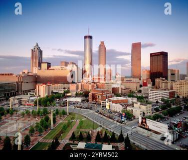 Horizon du centre-ville au coucher du soleil depuis CNN Center. Atlanta. Géorgie, États-Unis Banque D'Images