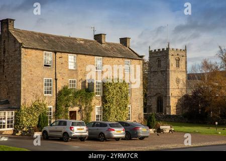 Royaume-Uni, comté de Durham, Romaldkirk, voitures devant Rose et Crown Hotel à côté de l'église St Romald Banque D'Images
