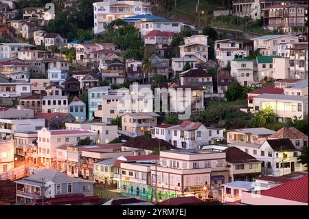 Grenada,. George s : maisons le long de Grenville Street, soir Banque D'Images