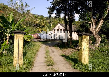 Grenade, Côte Ouest, Gouyave : domaine Dougaldston, station de tri du cacao. Entrée du domaine Banque D'Images