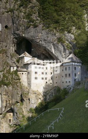Château de Predjama du XVIème siècle perché au sommet d'une falaise de 123 mètres. Château de Predjama. Notranjska. Slovénie. Banque D'Images