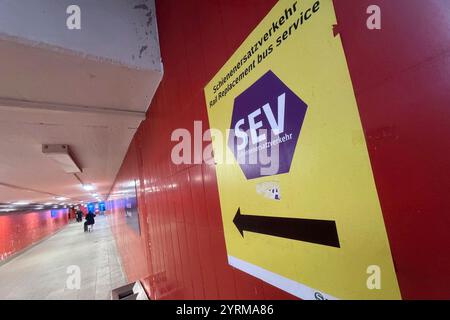 Munich, Deutschland. 02 décembre 2024. Signe pour le service de remplacement ferroviaire SEV à l'Ostbahnhof à Munich, ? Crédit : dpa/Alamy Live News Banque D'Images