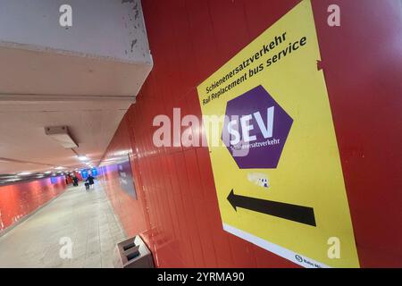 Munich, Deutschland. 02 décembre 2024. Signe pour le service de remplacement ferroviaire SEV à l'Ostbahnhof à Munich, ? Crédit : dpa/Alamy Live News Banque D'Images