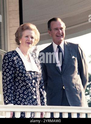 Le vice-président George Bush rencontre la première ministre britannique Margaret Thatcher à Washington, DC. 1987 Banque D'Images