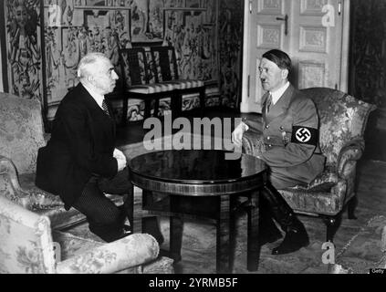 Adolf Hitler informe le président tchèque Emil H?cha de l'invasion allemande imminente de la Tchécoslovaquie le 15 mars 1939 à Berlin. H?cha a subi une crise cardiaque pendant la réunion, et a dû être maintenu éveillé par le personnel médical, finissant par céder et accepter les conditions de reddition d'Hitler Banque D'Images