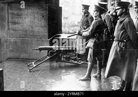 Des soldats gardent une entrée du Reichstag, le siège de l'Assemblée nationale de la République de Weimar, pendant le Kapp Putsch avorté à Berlin, en Allemagne, mi-mars 1920. Banque D'Images