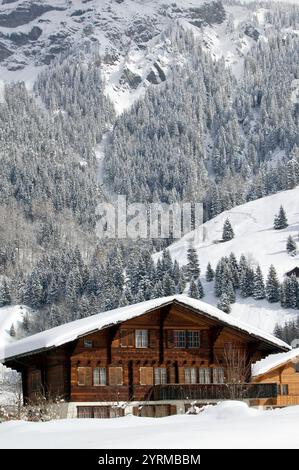 Vallée de Kandertal - Chalet de ski / hiver. Kandersteg. Berne. Suisse. Banque D'Images