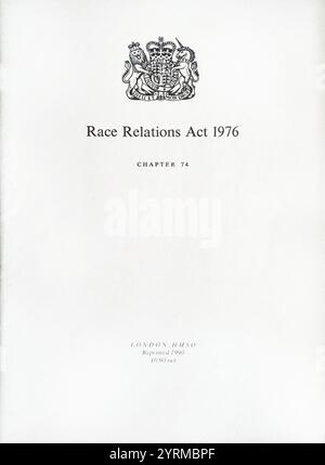 La loi de 1976 sur les relations raciales (chap. 74) a été adoptée par le Parlement du Royaume-Uni pour prévenir la discrimination fondée sur la race. Le champ d'application de la législation inclut la discrimination fondée sur la race, la couleur, la nationalité, l'origine ethnique et nationale dans les domaines de l'emploi, de la fourniture de biens et de services, de l'éducation et des fonctions publiques. Banque D'Images