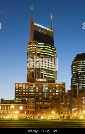 Centre-ville et Bell South Tower le long de la rivière Cumberland, Nashville. Tennessee. ÉTATS-UNIS Banque D'Images