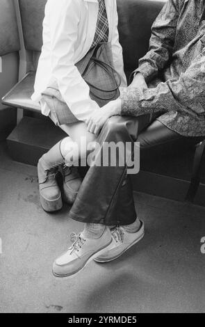 Adulte, adultes, Anonyme, N&B, Noir et blanc, compagnon, compagnons, concept, concepts, contemporain, couple, couples, femme, ami, amis, Frie Banque D'Images