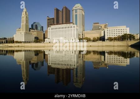 Horizon de la ville le long de la rivière Scioto. En fin d'après-midi. Columbus. Ohio. ÉTATS-UNIS. Banque D'Images