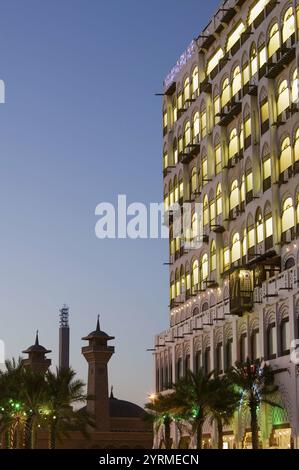 KOWEÏT-Koweït ville : architecture traditionnelle de l'extérieur de l'hôtel Ghani Palace / aube Banque D'Images