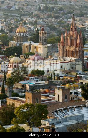 MEXIQUE-Guanajuato State-San Miguel de Allende : vue sur l'église de l'Archange Parroquia de San Miguel / coucher de soleil Banque D'Images
