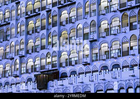 KOWEÏT-Koweït ville : architecture traditionnelle de l'extérieur de l'hôtel Ghani Palace / aube Banque D'Images