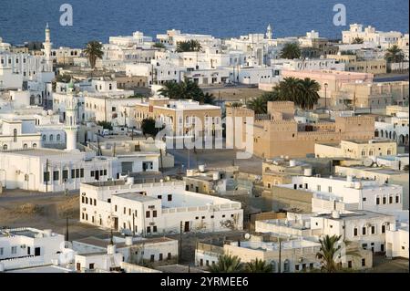 OMAN-Sharqiya Region-sur : vue de la ville d'Al Ayajh / fin d'après-midi Banque D'Images