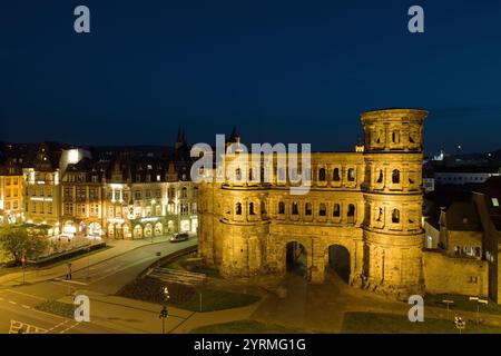 Allemagne, Rhénanie-Palatinat, Vallée de la Moselle, Trèves, Porta Nigra, structure romaine du IIe siècle, soirée Banque D'Images