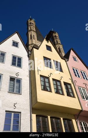 Allemagne, Nordrhein-Westfalen, Cologne, Rhein Riverside Buildings et Gross prévus Martin Church Banque D'Images