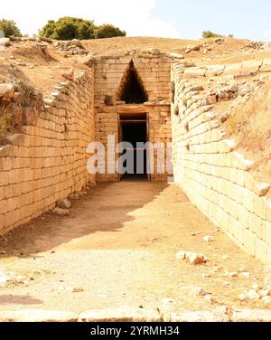 Le tombeau de Clytemnestra était un tombeau mycénien de type tholos construit vers 1250 av. J.-C.. Le tombeau est nommé d'après Clytemnestra, l'épouse du roi Agamemnon, souverain mythique de Mycènes et chef des Grecs dans la guerre de Troie. Banque D'Images