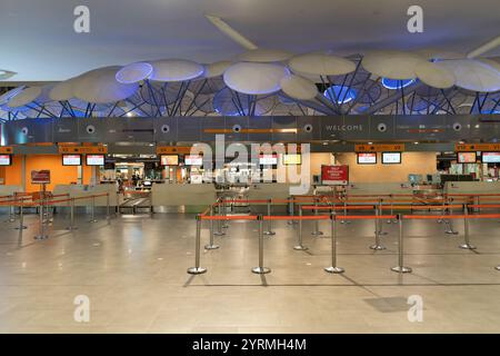 KUALA LUMPUR, MALAISIE - 27 NOVEMBRE 2023 : comptoirs d'enregistrement à KLIA2. L'enregistrement implique que les passagers interagissent avec le personnel de la compagnie aérienne pour vérifier le document Banque D'Images