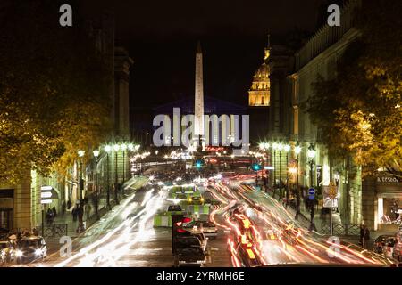 Trafic sur la rue Royale depuis l'église Sainte-Marie Madeleine dans la soirée, Paris, France Banque D'Images