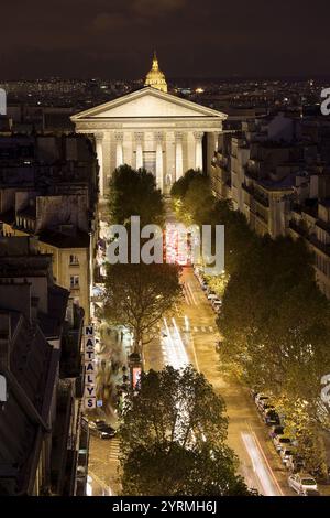 Église Sainte-Marie Madeleine et rue Tronchet, soirée aérienne, Paris, France Banque D'Images