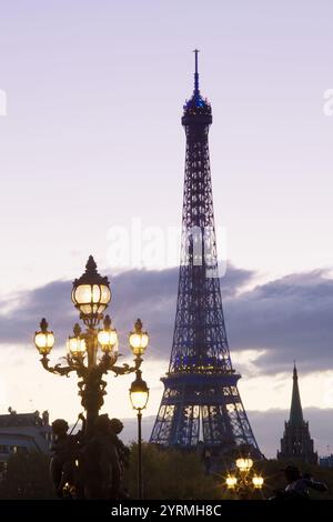 Tour Eiffel avec lampes sur le pont Alexandre III au crépuscule, Paris, France Banque D'Images