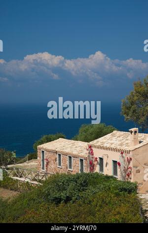 Italie, Sardaigne, région Sarrabus, Capitana, cliff side house Banque D'Images