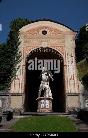 Italie, Lombardie, région des lacs, Lac de Côme, Cernobbio, grand Hôtel Villa D'Este, statue de jardin d'Hercule et Lica Banque D'Images