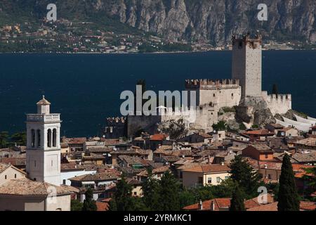 Italie, Vénétie, Lake District, le lac de Garde, Malcesine, aérienne sur la ville et château Scaligero castle de Monte Baldo Banque D'Images