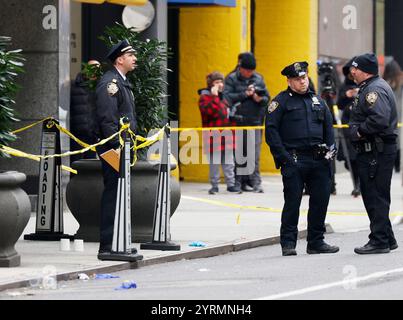 New York, États-Unis. 04th Dec, 2024. Les policiers du NYPD enquêtent sur la scène de crime autour du New York Midtown Hilton après la fusillade fatale du PDG de UnitedHealthcare Brian Thompson à New York le mercredi 4 décembre 2024. Thompson a été tué par balle dans le centre de Manhattan mercredi matin dans une attaque apparemment ciblée alors qu'il était sur le point d'assister à la conférence annuelle des investisseurs de la société. Le tireur reste en fuite. Photo de John Angelillo/UPI crédit : UPI/Alamy Live News Banque D'Images
