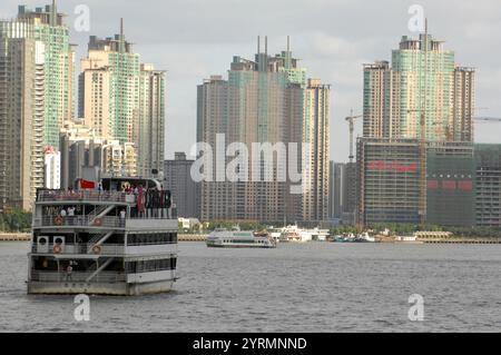 Shanghai en République populaire de Chine. Il est situé sur l'estuaire sud du Yangtze, avec le fleuve Huangpu qui le traverse. Avec une population de 24,28 millions d'habitants en 2019, c'est la zone urbaine la plus peuplée de Chine et la deuxième ville la plus peuplée du monde. Shanghai est un centre mondial pour la finance, l'innovation et le transport et le port de Shanghai est le port à conteneurs le plus fréquenté au monde. 2014 Banque D'Images