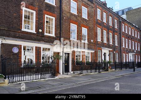 Londres, Royaume-Uni - 18 septembre 2024 : maisons de ville géorgiennes du XVIIIe siècle sur Cowley Street à Westminster, avec une plaque bleue English Heritage marquant la première Banque D'Images