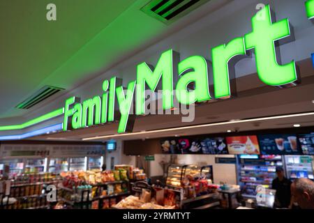 KUALA LUMPUR, MALAISIE - 01 DÉCEMBRE 2023 : FamilyMart à Suria KLCC. FamilyMart est une chaîne de franchise japonaise de dépanneurs. Banque D'Images