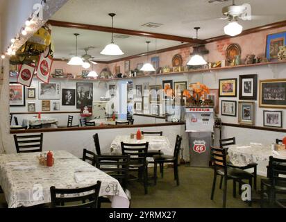 Sebastian, comté d'Indian River, Floride, États-Unis. 3 décembre 2024. Le restaurant Sebastian fait du Southern Living Magazine l'un des 15 meilleurs restaurants du sud. Situé au sud de Sebastian sur l'US1, le Sebastian Roadside Restaurant occupe une petite maison ancienne et rénovée avec de nombreux éléments muraux historiques et des œuvres d'art. Trois chefs travaillent par quarts pour préparer différents aliments ethniques et des plats du jour, ainsi qu'un menu régulier de repas faits maison. Crédit photo : Julian Leek/Alamy Live News Banque D'Images