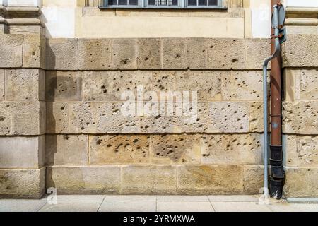 Trous de balles de WW2 dans le mur de l'Université de Wrocław Banque D'Images