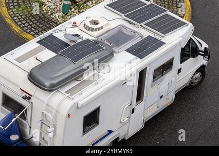 Les panneaux solaires installés sur un toit de camping-car fournissent une énergie durable pour les voyages et les aventures. Vue en grand angle Banque D'Images