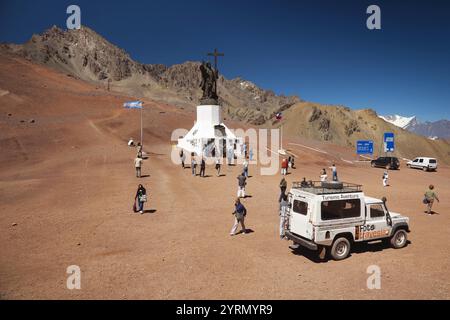 Argentine, Province de Mendoza, Las Cuevas, visiteurs à la statue de Cristo Redentor (Christ Rédempteur), el 4000 mètres, frontière chilienne Banque D'Images