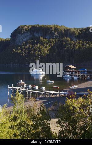 Baie de Bahia Mansa et ferry pour Los Arrayanes National Park, Lac Nahuel Huapi, Villa la Angostura, route des sept Lacs, région des lacs, Neuquen Provi Banque D'Images