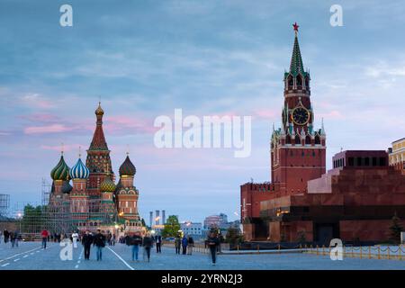 La Russie, de l'oblast de Moscou, Moscou, Place rouge, cathédrale Saint basilics et Kremlin Spasskaya Bashnya, soir Banque D'Images