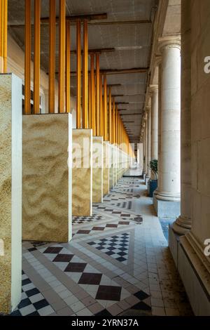 Travaux de rénovation des galeries royales / Koninklijke Gaanderijen, arcade néoclassique de la station balnéaire Ostende / Ostende, Flandre occidentale, Belgique Banque D'Images