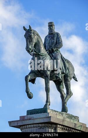 Statue équestre du roi Léopold II près des Galeries royales / Koninklijke Gaanderijen à la station balnéaire Ostende / Ostende, Flandre occidentale, Belgique Banque D'Images