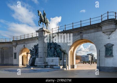 Statue équestre du roi Léopold II près des Galeries royales / Koninklijke Gaanderijen à la station balnéaire Ostende / Ostende, Flandre occidentale, Belgique Banque D'Images