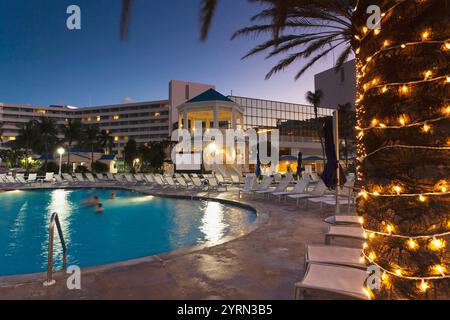 Bahamas, New Providence Island, Nassau, Cable Beach, l'hôtel Sheraton Cable Beach Resort, dusk Banque D'Images