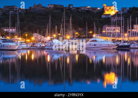 France, Corse, Corse-du-Sud et la région Corse, Côte Sud, Porto Vecchio, port de plaisance et de la Citadelle, Dawn Banque D'Images