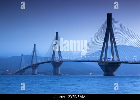 Grèce, région du Péloponèse, golfe de Corinthe, région de Patra, pont Rio Antirio, aube. Banque D'Images