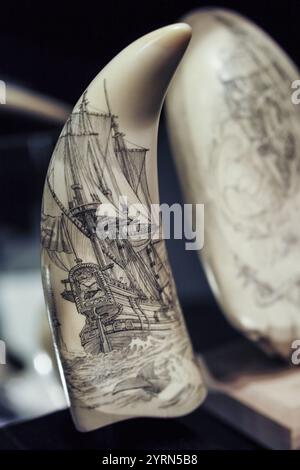 États-Unis, Massachusetts, New Bedford, New Bedford Whaling Museum, scrimshaw art, gravure sur os de baleine. Banque D'Images